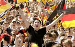 Ausgelassene deutsche Fußballfans während der Fußball-WM 2006 auf dem Stuttgarter Schlossplatz.  FOTO: MURAT/DPA
