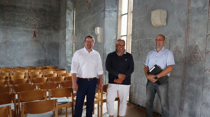 Der Pfullinger Bürgermeister Stefan Wörner (links) freut sich sehr über die Entwicklungen in der Klosterkirche und im Kulturhaus