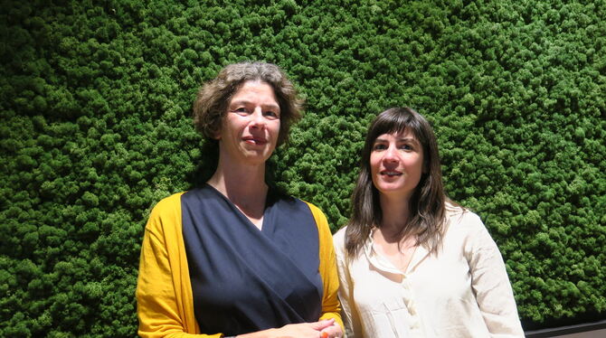 nicola denis adèle rosenfeld ludwigs tübingen prix premiere verleihung foto akr Vor der Preisverleihung: Übersetzerin Nicola Denis und Autorin Adèle Rosenfeld vor der Mooswand im Tübinger Ludwigs.