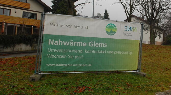 »Umweltschonend, komfortabel, kostengünstig«: Ein Banner der Stadtwerke Metzingen wirbt 2016 am Glemser Ortseingang bei Hauseige