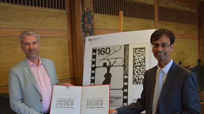 Martin Chaudhuri vom Bundesfinanzministerium übergibt einen Satz der Lotte-Reiniger-Briefmarken an OB Boris Palmer (links).
