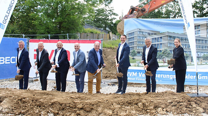 Von links: Bürgermeister Roland Winzen , Dieter Gehrke (Niederlassungsleiter Goldbeck), Michael Friebe (Geschäftsführer RVM), An