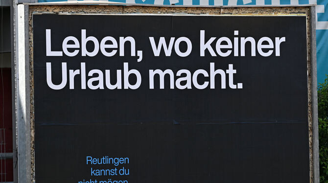 Der Werbespruch: »Leben, wo keiner Urlaub macht.« hängt am Bahnhof in Reutlingen. Die Kampagne sorgt für Aufmerksamkeit, der Sin