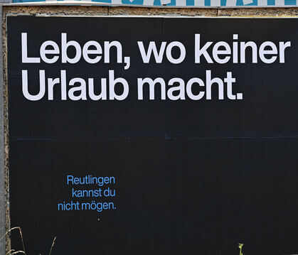 Der Werbespruch: «Leben, wo keiner Urlaub macht.» hängt am Bahnhof in Reutlingen. Die Kampagne sorgt für Aufmerksamkeit, der Sin