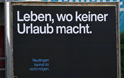 Der Werbespruch: «Leben, wo keiner Urlaub macht.» hängt am Bahnhof in Reutlingen. Die Kampagne sorgt für Aufmerksamkeit, der Sin