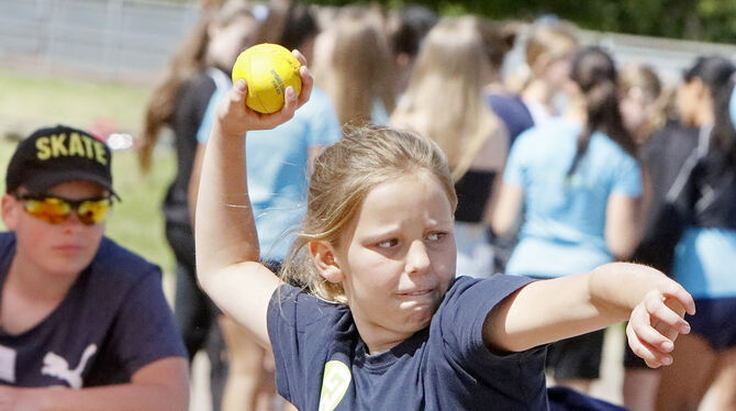 Volle Konzentration beim Wurf. Bei »Jugend trainiert für Olympia« zeigen Schüler ihre sportlichen Leistungen. FOTOS: HAAS