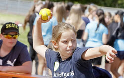 Volle Konzentration beim Wurf. Bei »Jugend trainiert für Olympia« zeigen Schüler ihre sportlichen Leistungen. FOTOS: HAAS