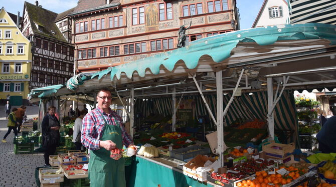 Viele treue Beschicker: Andreas Kehrer am Stand der Familie auf dem Tübinger Marktplatz.