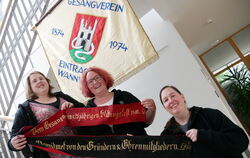 Das Vorstands-Trio des Eintracht-Chors Wannweil: Sarah Lunig (links), Silke Sorg und Maresa Silver. Die Drei stehen in der Ratha