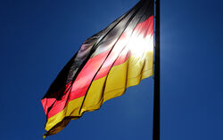 Die Deutschland-Flagge - ein anrüchiges Symbol? Jedenfalls entbrannte auf einer linken Demo in Reutlingen Streit um eine solche 