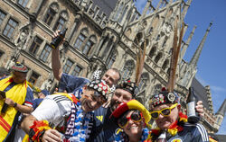 Erst feiern sie auf dem Münchner Marienplatz,  danach in der Arena: Schottische Fußball-Fans sind ein Hingucker.
