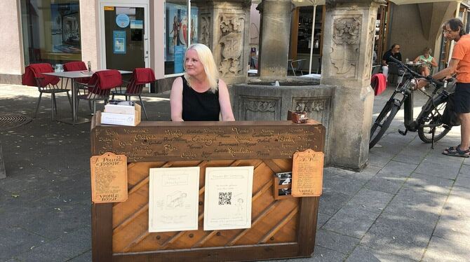 Vroni Holzmann aus Edinburgh machte an einem heißen Tag im Juli 2023 in der Reutlinger Wilhelmstraße auf ihrer »Street Piano«-Eu