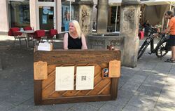 Vroni Holzmann aus Edinburgh machte an einem heißen Tag im Juli 2023 in der Reutlinger Wilhelmstraße auf ihrer "Street Piano"-Eu