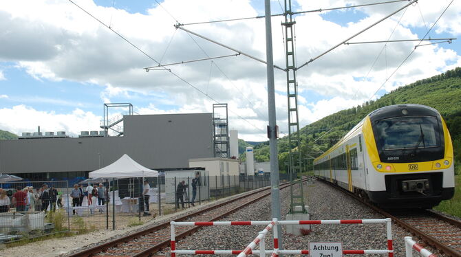 Ein Elektrotriebzug der DB Regio verlässt den Bahnhof Dettingen-Gsaidt, den Betriebsmittelpunkt der Ermstalbahn Metzingen - Bad