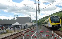 Ein Elektrotriebzug der DB Regio verlässt den Bahnhof Dettingen-Gsaidt, den Betriebsmittelpunkt der Ermstalbahn Metzingen - Bad 