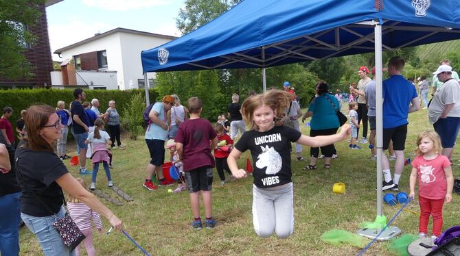 Einfach mal abheben: Kinder beim Seilspringen während des Dorfhocks.  FOTO: SANDER