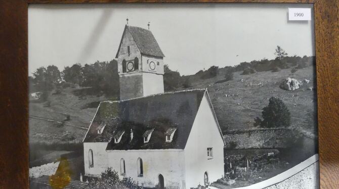 Die eingefriedete Zaininger Kirche im Jahr 1900. Die 1559 gebaute Ringmauer bot einst Kaufleuten auf der Handelsstraße von Paris