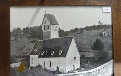 Die eingefriedete Zaininger Kirche im Jahr 1900. Die 1559 gebaute Ringmauer bot einst Kaufleuten auf der Handelsstraße von Paris