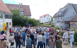 Umringt von zahlreichen Zuhörern erklärte Manuel Mozer den Klosterhof. Im Albvereinshaus gegenüber gab es am Ende Kaffee und Kuc