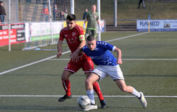 Dan Constantinescu (links, hier als Kapitän des TSV Berg in der Verbandsliga-Saison 2021/22 im Duell mit dem Pfullinger Ioannis 