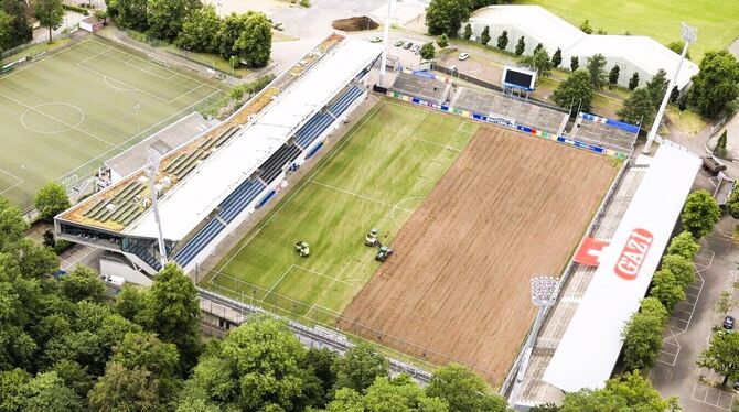 So sah das Spielfeld im Stuttgarter GAZI-Stadion am Montag aus. Gelbe Stellen sind aus der Luft erkennbar. Da wurde der "ungenüg