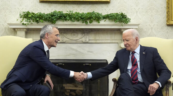 US-Präsident Joe Biden (rechts) trifft sich mit Nato-Generalsekretär Jens Stoltenberg im Oval Office des Weißen Hauses.