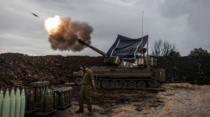 Israelische Soldaten feuern nahe dem Libanon
