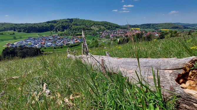 Oberhalb des Lautertals findet man schöne Plätze mit Blick auf Gomadingen. Die Kommune ist seit 2008 Mitglied im Biosphärengebie