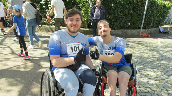 Aleksandar Aleksoski (rechts) hatte auf dem diesjährigen Stadtlauf in Mössingen die Startnummer 100.