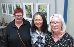 Birgit Hartstein, Izumi Yanagiya und Regine Krupp-Mez (von links) in der Ausstellung im GEA-Foyer. Hinter ihnen sind Arbeiten au