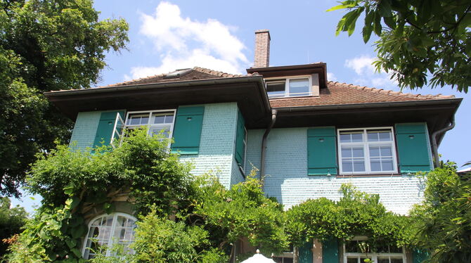 Das Haus von Hermann und Mia Hesse in Gaienhofen. Ein Bauprojekt in nächster Nähe bereitet den Eigentümern Sorgen.  FOTO: FRICKE