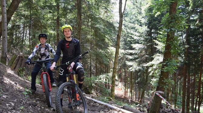 Sebastian Gusenbauer (links) und Jakob Schill sind mit ihren Mountainbikes schon so manchen Abhang runtergefahren.
