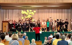 Der Kinder- und Kidschor des Sängerbundes Lichtenstein haben sich richtig in Schale geworfen und begeistern ihr Publikum mit ihr