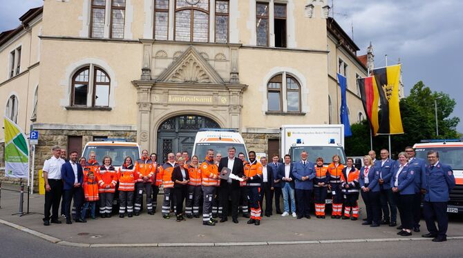 Übergabe Katastrophenschutz-Fahrzeuge beim Landratsamt freuten sich Ehrenamtliche des DRK und Malteser Hilfsdienstes sowie Polit