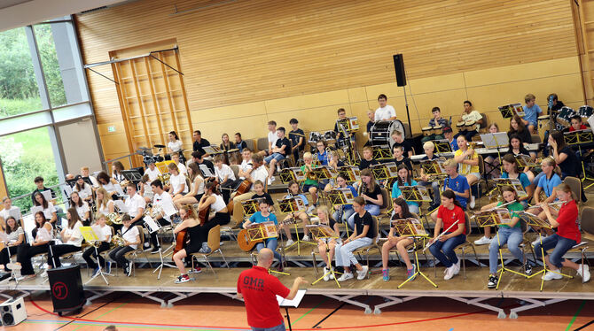 Schulorchester (links) und Bläserklassen 5 und 6 nahmen auf der Bühne nebeneinander Platz.