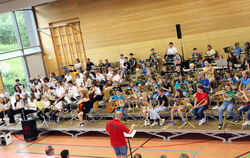 Schulorchester (links) und Bläserklassen 5 und 6 nahmen auf der Bühne nebeneinander Platz.