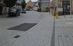 Ärger mit der Pflasterung: In der Walddorfer Hauptstraße wurde loses Natursteine entnommen und die Lücke mit Teer ausgebessert.