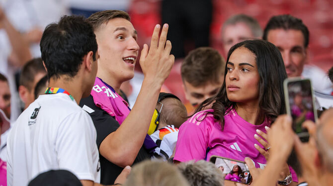 Innenverteidiger Nico Schlotterbeck (Zweiter von links), hier als Tribünen-Besucher,  könnte gegen die Schweiz in die Startforma