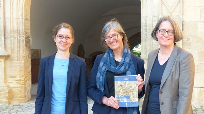Die Herausgeberinnen des Katalogs zur Ausstellung »Drucksachen«:  Kristina Stöbener, Andrea Worm und Sandra Linden (von links).