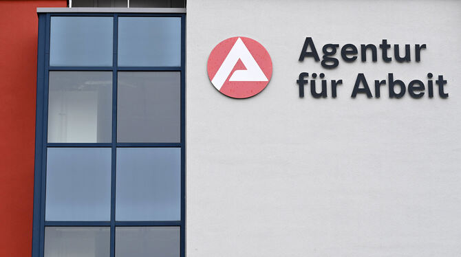 »Agentur für Arbeit« steht an der Fassade eines Jobcenters.