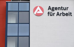  "Agentur für Arbeit" steht an der Fassade eines Jobcenters. 