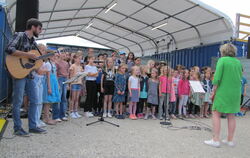 Der Kinderchor der Gustav-Werner-Gemeinschaftsschule singt bei der Walddorfhäslacher Gewerbeschau im Gebiet Bullenbank. FOTO: MÜ