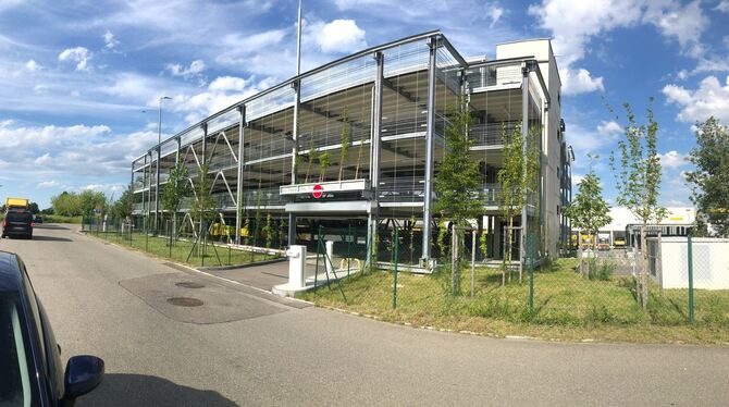 Das recht neue Parkhaus der Deutschen Post in der Reutlinger Allmendstraße, von viel Sonnenlicht beschienen.