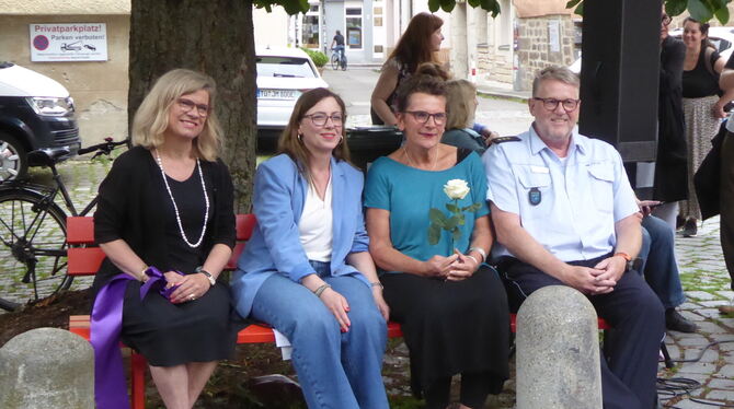 Die beteilligten der Eröffnungsveranstaltung setzen ein Zeichen: Gundula Schäfer-Vogel (von links), Lisa Paul, Micha Schöller un