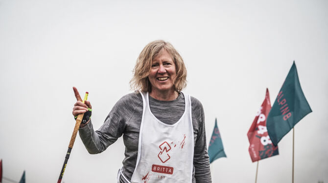 Sichtlich erschöpft aber glücklich: Britta Götzendorfer ist am Ziel. Die 53-Jährige hat die 8.848 Höhenmeter geschafft.