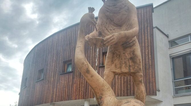 Der Wannweiler Rathausbrunnen, der die Schlangensage darstellt, sprudelt wieder. Er wurde innen und außen grundlegend saniert.