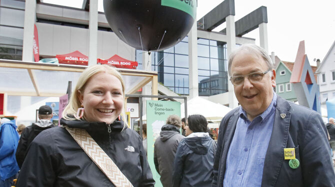 Anna Bierig vor dem StaRT-Stand auf dem Reutlinger Marktplatz. Auch Oberbürgermeister Thomas Keck (rechts) gab dort seine Liebes