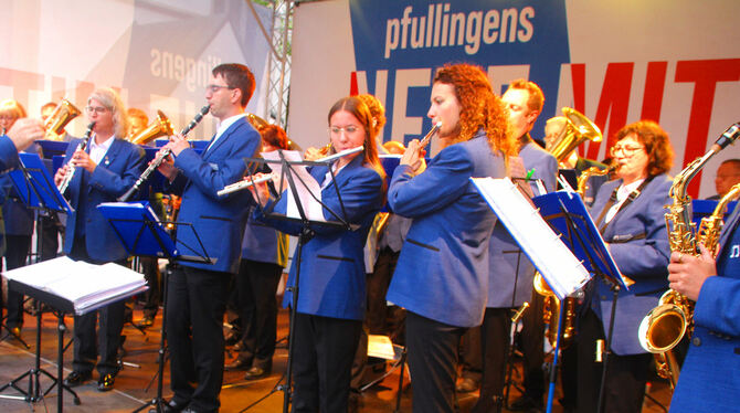 Stadtmusikdirektor Alfred Hepp dirigierte die Stadt-kapelle Pfullingen in ihren neuen  Uniformen.  FOTO: LEIPPERT