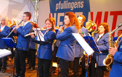 Stadtmusikdirektor Alfred Hepp dirigierte die Stadt-kapelle Pfullingen in ihren neuen  Uniformen.  FOTO: LEIPPERT 