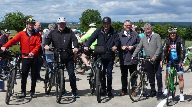 Neuer Radweg zwischen Grafenberg und Kleinbettlingen eröffnet. Unter den rund 70 Radlern freuen sich unter anderem (von links) B